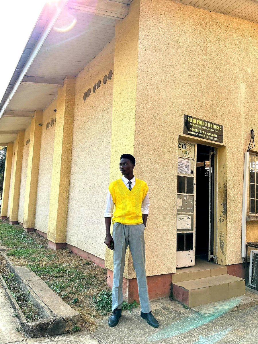tayodegreat581's tweet image. Reintroducing.. 
Israel Oluwamayowa, OLAJIDE.

🏅 First Class Graduate 🎓 3.70/4.00 CGPA.
⭐Finished top 1% from the Department of Chemistry, University of Ibadan.
🌻. Vice Hall Chairman of Sultan Bello Hall, 2022/2023 session.

(A thread of how I ticked almost every boxes)
1/5