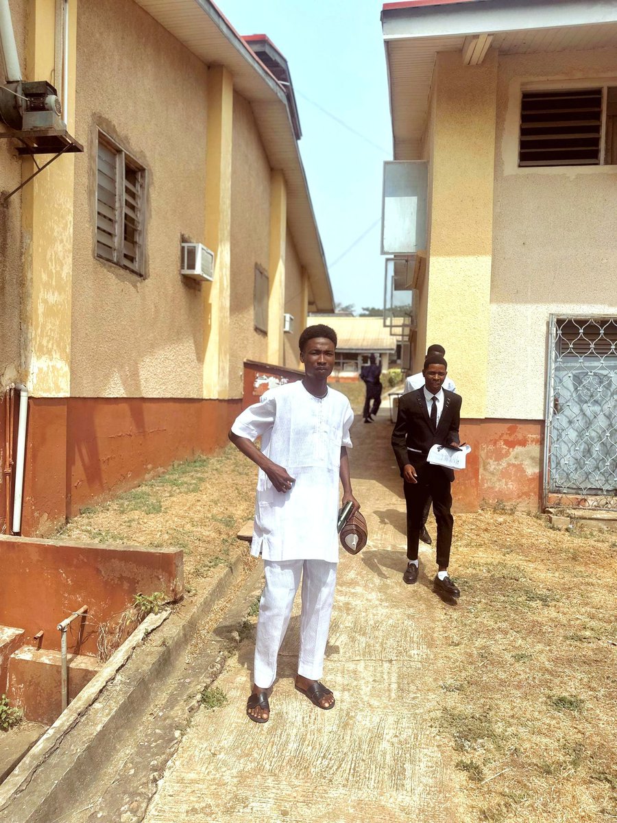 tayodegreat581's tweet image. Reintroducing.. 
Israel Oluwamayowa, OLAJIDE.

🏅 First Class Graduate 🎓 3.70/4.00 CGPA.
⭐Finished top 1% from the Department of Chemistry, University of Ibadan.
🌻. Vice Hall Chairman of Sultan Bello Hall, 2022/2023 session.

(A thread of how I ticked almost every boxes)
1/5