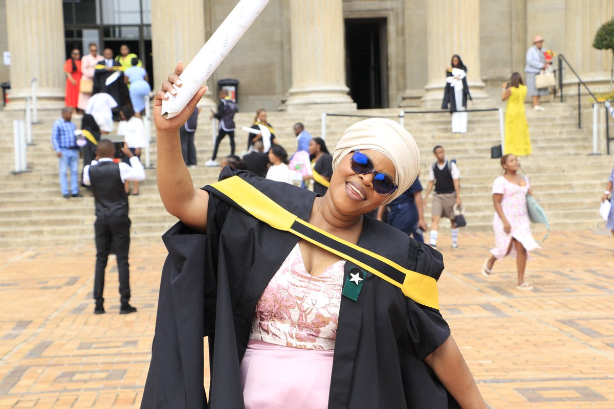 WitsUniversity's tweet image. Wits Dining Hall staff member, Busisiwe Innocentia Mndebele,  went from serving meals to bagging a Wits degree in Political Studies . Her story is goals. ✨🏛️🎓 

Read More: ow.ly/efES50VoNsW

#WitsForGood #Witsie4LIfe #WitsGrad2025