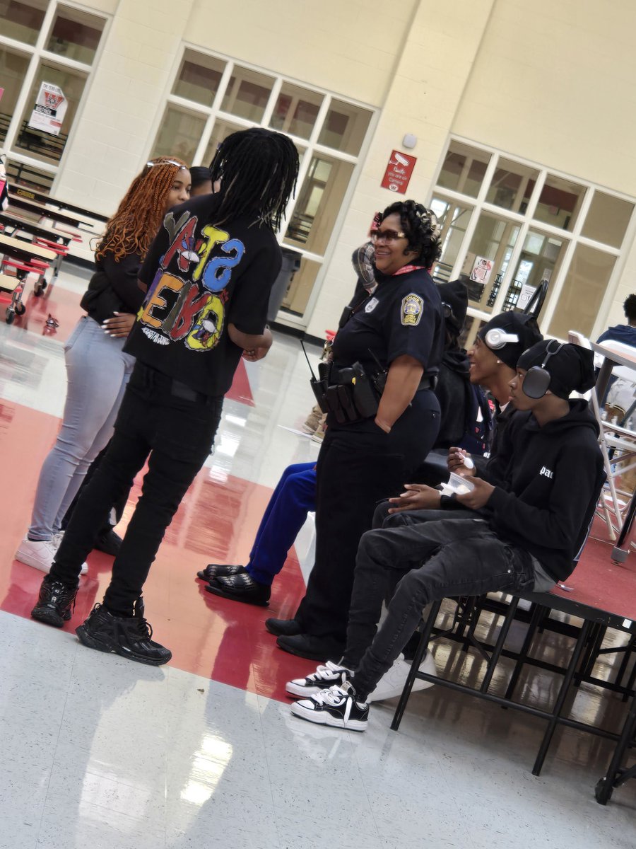 MrsDaMeka's tweet image. "Our amazing Resource Officer Humphrey taking time to connect with students during lunch today. These everyday conversations build the trust and relationships that make our school community stronger. #1Pack1Family @🐺
@purvisjackson02 @JohnnieStaffo16