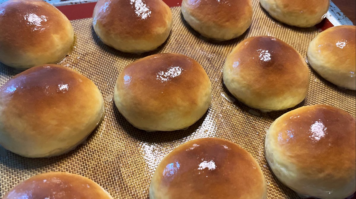 simpleton_set's tweet photo. I just baked buns, and the whole house smells amazing—I wish you could experience it!

#HomemadeBuns
#KoreanGarlicBuns
#SimpleHomeBakes https://t.co/jdnTXbftJ4