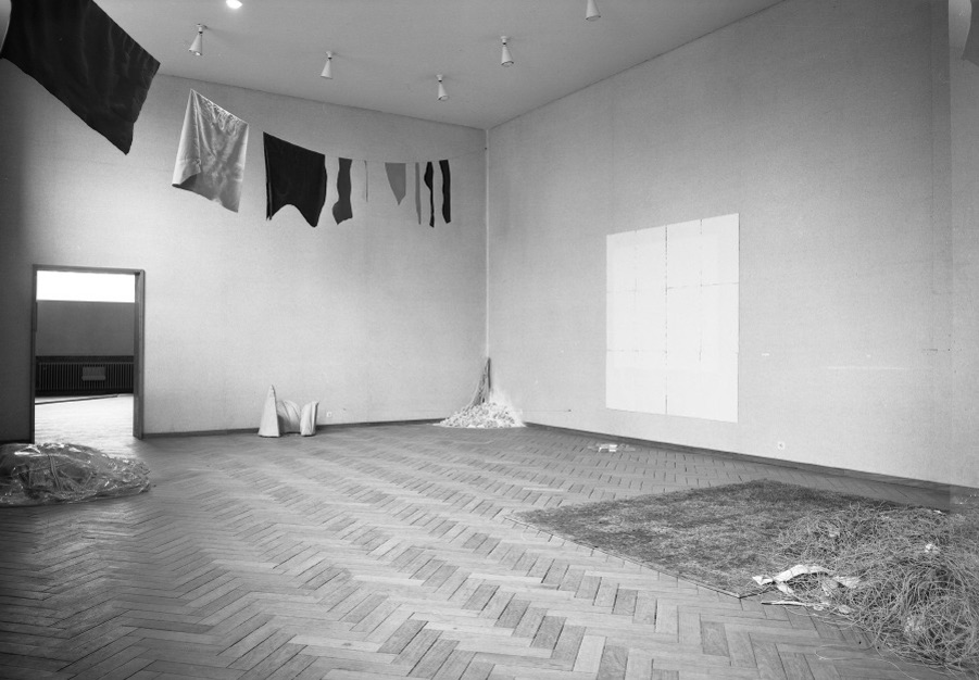 In March 1969 Flanagan was included in two landmark exhibitions, 'Op Losse Schroeven' and 'When Attitudes Become Form'. For 'Op losse Schroeven' at @stedelijkmuseum he exhibited canvas, sand and rope works including 'line 1 '67/68' (1967). First photo by Errol Jackson.