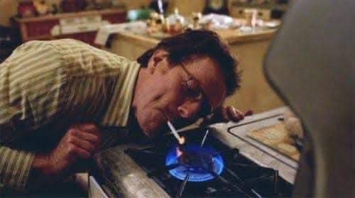 yo a las 3am porque se me trabo el encendedor: