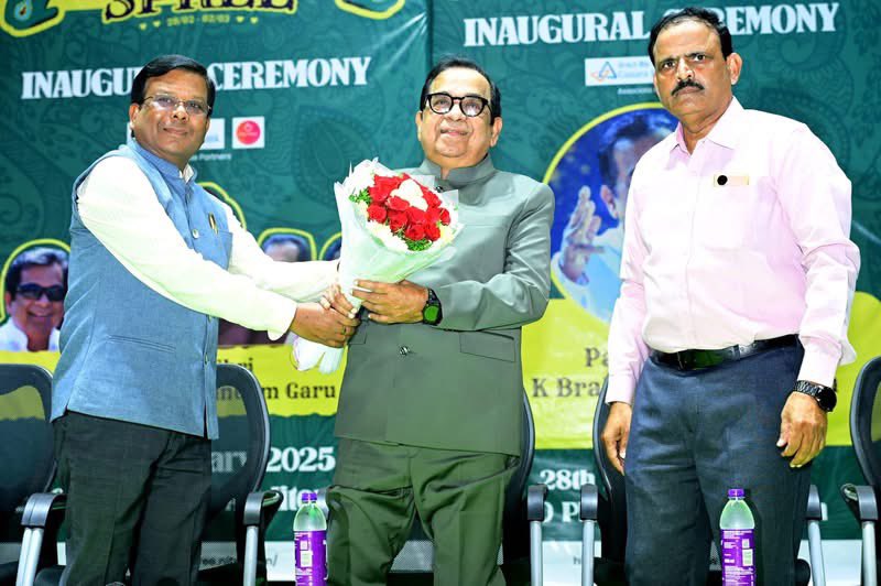 warangal_nit's tweet photo. 🎭 NIT Warangal’s flagship cultural fest, SpringSpree 2025, was inaugurated in a spectacular ceremony by the legendary Padma Shri Dr. Brahmanandam Garu in the presence of Prof. Bidyadhar Subudhi, Director, NIT Warangal.
#nitw #nitwarangal #springspree #warangal #campusfestival https://t.co/ILECG27fq1