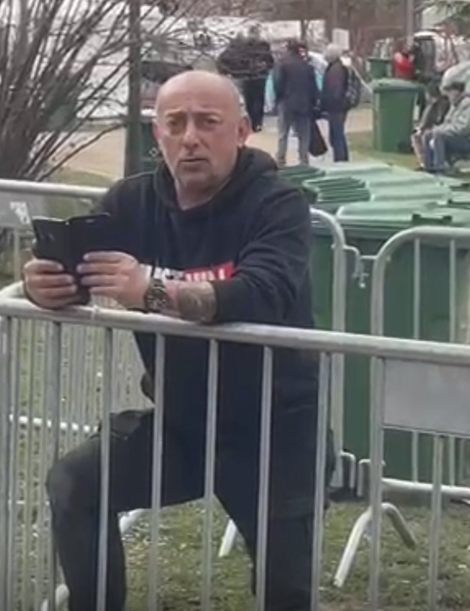 Heroj, koji “jebe majku šiptarsku” preko ograde, i telefonom organizuje logistiku spominjući kamenice. Možemo li da saznamo ko je? Ritvit. Hvala