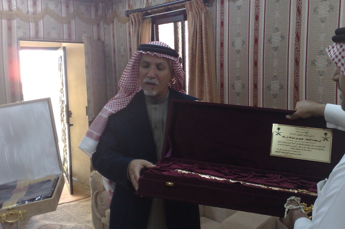 في مثل هذا التاريخ وقبل 45 عامًا أمير #بيشة في وقته الأستاذ: "حسين آل زلفة "يدعو الشيخ:منيس #المقيطيف -رحمه الله -ومشايخ القبائل...إلى وجبة رمضانية عام ١٤٠١هـ. وما تعبره هذه الرسالة مدى اللُحمة والمحبة بين الحاكم الإداري والمواطن السعودي.ولازال الوفاء مستمرًا بين الأبناء والأحفاد