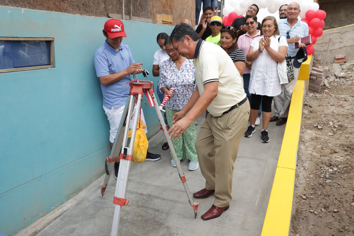 NUEVAS VEREDAS Y RAMPAS MEJORAN LA CALIDAD DE VIDA EN EL C.P. TRINIDAD II 🏗️♿
El alcalde de Chancay, Juan Alvarez Andrade , quien estuvo acompañado de sus regidores municipales, funcionarios, autoridades locales y pobladores de la zona , inauguró la obra de Mejoramiento.