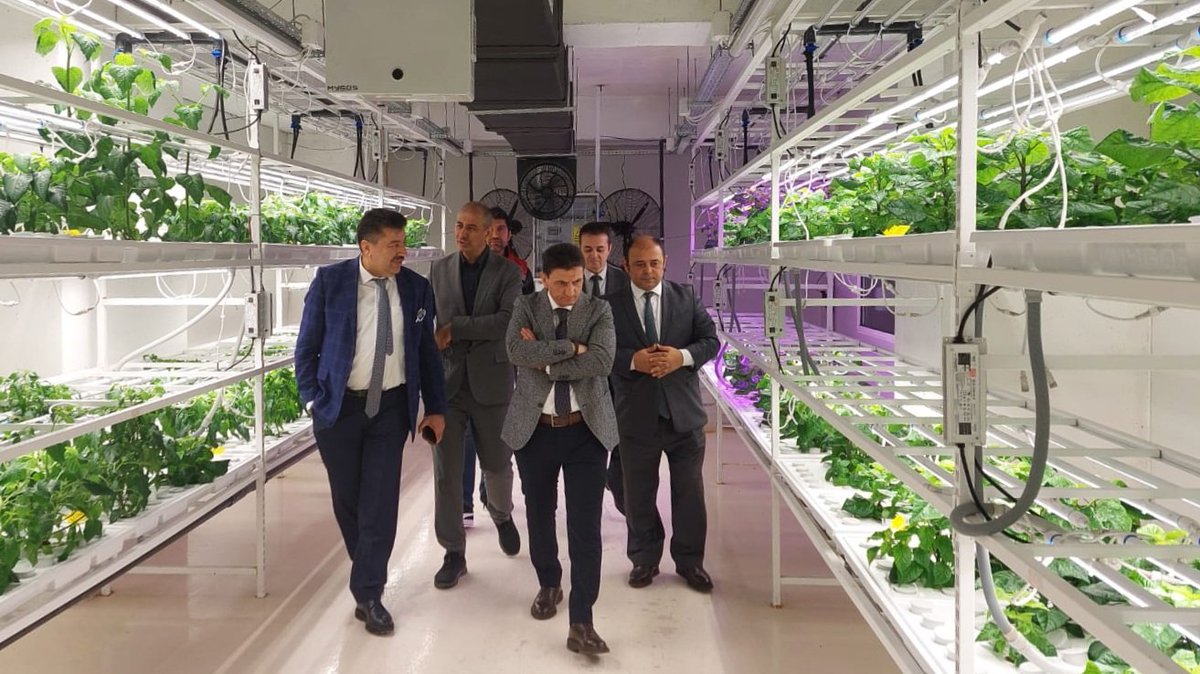 isttarimorman's tweet photo. Bezmialem Vakıf Üniversitesi'nden Prof. Dr. Adem Akçakaya ve Prof. Dr. Murat Kartal, İstanbul Kapalı Dikey Tarım Uygulama Merkezi’ni ziyaret etti. Ziyarete İstanbul İl Tarım ve Orman Müdürümüz Suat Parıldar, Kağıthane İlçe Tarım ve Orman Müdürü Gökhan Dik ve Gıda ve Yem Şube Müdürü Sedat Demirkol eşlik etti.

@TCTarim @ibrahimyumakli @TC_istanbul @gul_davut @kagithanetarim @bezmialem @sparildar69