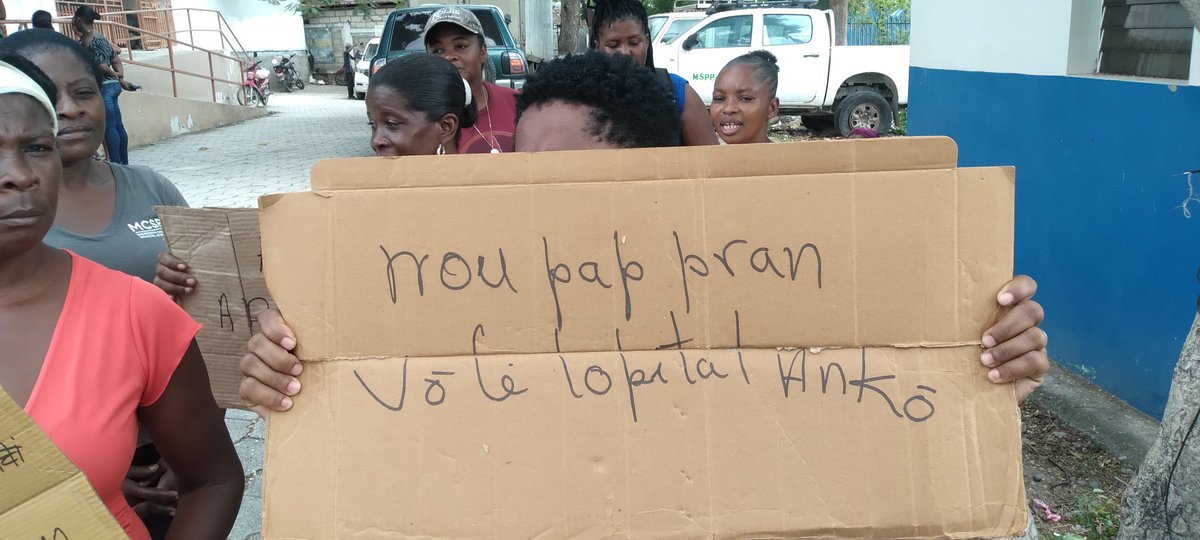 Ce matin, les employés de l'hôpital Saint-Michel de Jacmel ont manifesté dans la cour de l'institution contre la possible révocation de l'administrateur, M. Rijean Louis. Selon eux, son départ nuirait au bon fonctionnement de l'établissement. #Jacmel #Protestation #Santé
