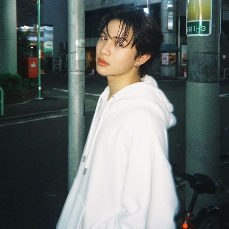renmetawin's tweet photo. #WilliamEst AU
— Alter Ego

Tentang Est yang terpaksa bekerja sebagai drag queen di sebuah night cafe untuk membayar ganti rugi karena tidak sengaja menabrak mobil milik primadona kampus, William.

ⓒ renmetawin https://t.co/6rUo7RgGND
