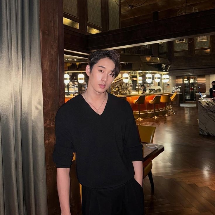 renmetawin's tweet photo. #WilliamEst AU
— Alter Ego

Tentang Est yang terpaksa bekerja sebagai drag queen di sebuah night cafe untuk membayar ganti rugi karena tidak sengaja menabrak mobil milik primadona kampus, William.

ⓒ renmetawin https://t.co/6rUo7RgGND