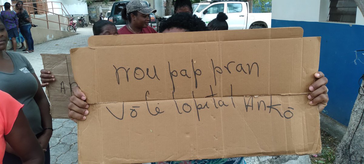 Ce matin, les employés de l'hôpital Saint-Michel de Jacmel ont manifesté contre un possible transfert de l'administrateur, M. Rijean Louis. Ils estiment que son départ nuirait au bon fonctionnement de l'institution. #Jacmel #Protestation #Santé