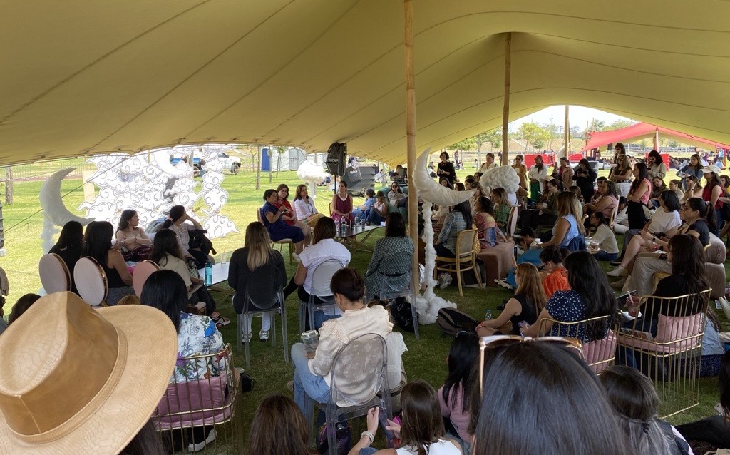 mofloresb's tweet photo. Esta semana tuve el gusto de estar en el #VictoriaFest.
Estuvimos conversando sobre el nuevo programa de mentorías de @ExpansionMx dirigido a #mujeres. 💜
Gracias por la invitación. 👏 https://t.co/tSG5jdSNQz