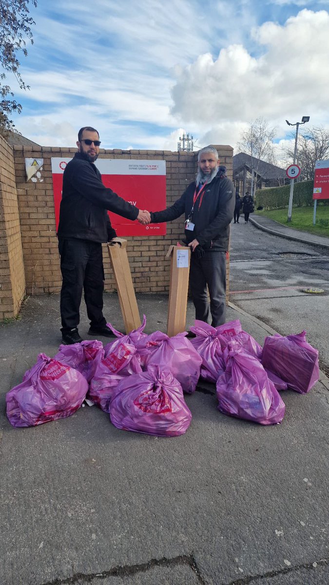 LaisterdykeLA's tweet photo. Ending the week on a large clean-up of Thornbury Road, one step closer to a cleaner and safer BD3 🫧✨ https://t.co/G7GXfsF50t