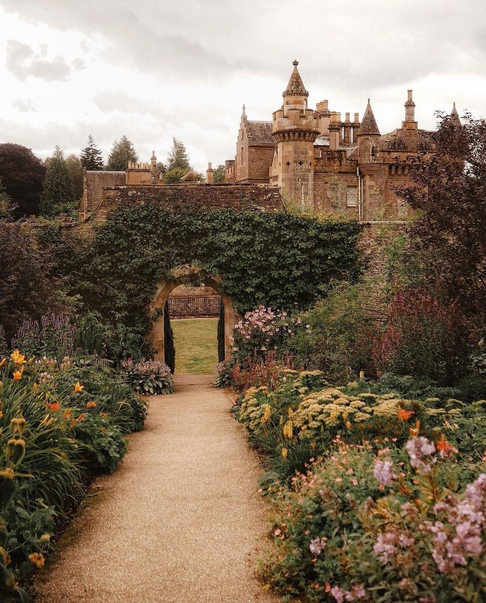NostAcademia's tweet photo. Abbotsford House (Scotland) 🌼 Cottagecore
By: gisforgeorgina https://t.co/nV8GHmsl06