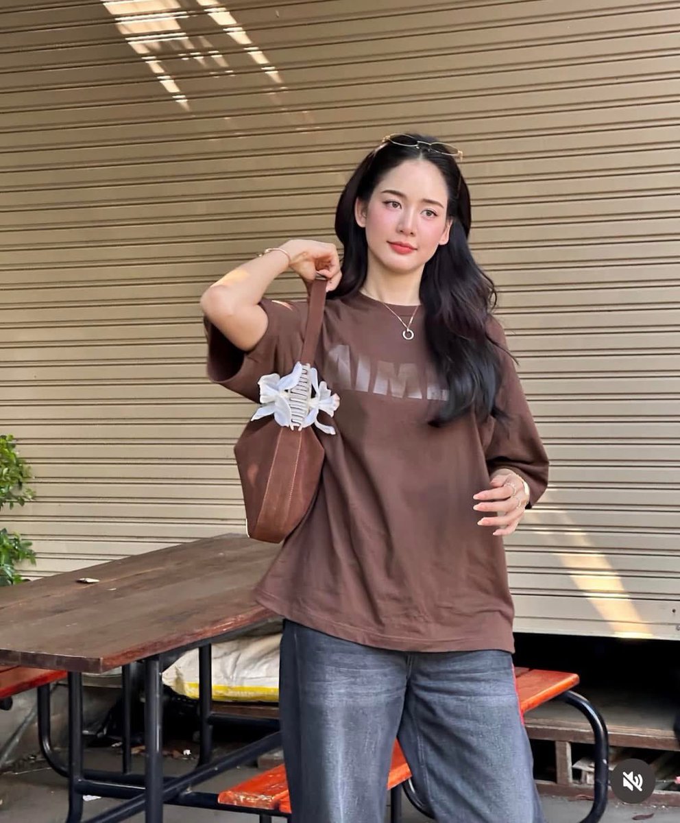 ChomWry's tweet photo. 〰️🐰 โทนสีน้ำตาลสุดฮิต ยัยโบว์กับลุคเสื้อoversizeที่ดือและถูกต้องงง!!

พิกัดเสื้อ : https://t.co/0DRYeF6IoS
🐰 https://t.co/Ullk428Box

 #bowmaylada #aimerwoman #aimer #โบว์อาเล็ก #โบว์เมลดา #คุณพี่เจ้าขา https://t.co/9IE0ZrcoBf