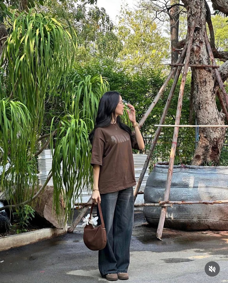 ChomWry's tweet photo. 〰️🐰 โทนสีน้ำตาลสุดฮิต ยัยโบว์กับลุคเสื้อoversizeที่ดือและถูกต้องงง!!

พิกัดเสื้อ : https://t.co/0DRYeF6IoS
🐰 https://t.co/Ullk428Box

 #bowmaylada #aimerwoman #aimer #โบว์อาเล็ก #โบว์เมลดา #คุณพี่เจ้าขา https://t.co/9IE0ZrcoBf