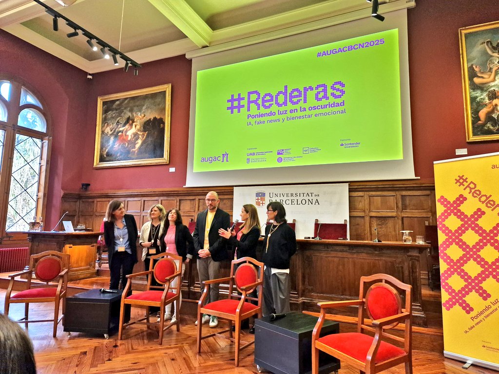 albaps's tweet photo. Darrere les xarxes socials d'institucions hi ha persones professionals de la #comunicació. A #AUGACBCN2025 les #Rederas ens hem posat en el focus d'atenció, i malgrat que a vegades les #xarxesocials són tenebroses, en marxo convençuda que hi ha més llum que foscor. Gràcies! https://t.co/I23Y7bs1vt