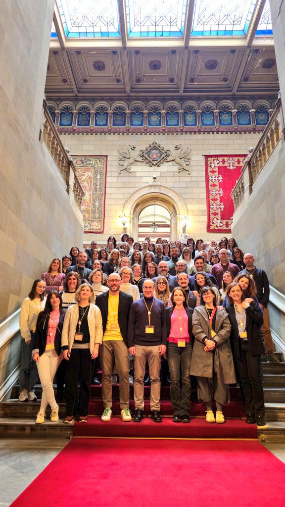 albaps's tweet photo. Darrere les xarxes socials d'institucions hi ha persones professionals de la #comunicació. A #AUGACBCN2025 les #Rederas ens hem posat en el focus d'atenció, i malgrat que a vegades les #xarxesocials són tenebroses, en marxo convençuda que hi ha més llum que foscor. Gràcies! https://t.co/I23Y7bs1vt