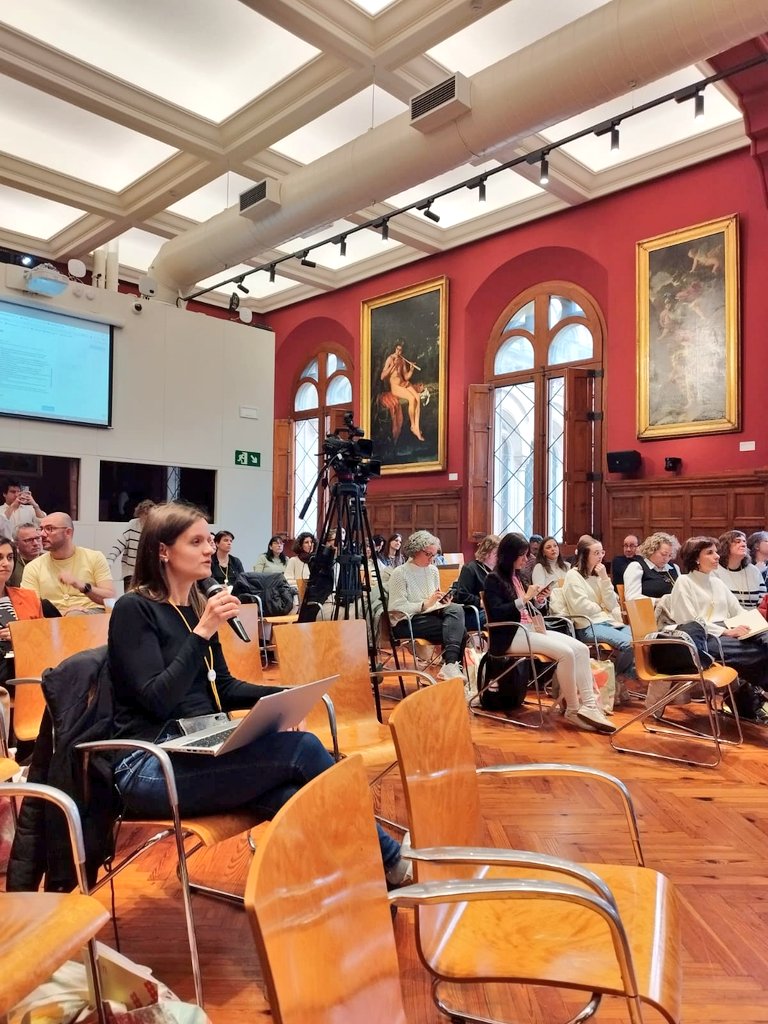 albaps's tweet photo. Darrere les xarxes socials d'institucions hi ha persones professionals de la #comunicació. A #AUGACBCN2025 les #Rederas ens hem posat en el focus d'atenció, i malgrat que a vegades les #xarxesocials són tenebroses, en marxo convençuda que hi ha més llum que foscor. Gràcies! https://t.co/I23Y7bs1vt
