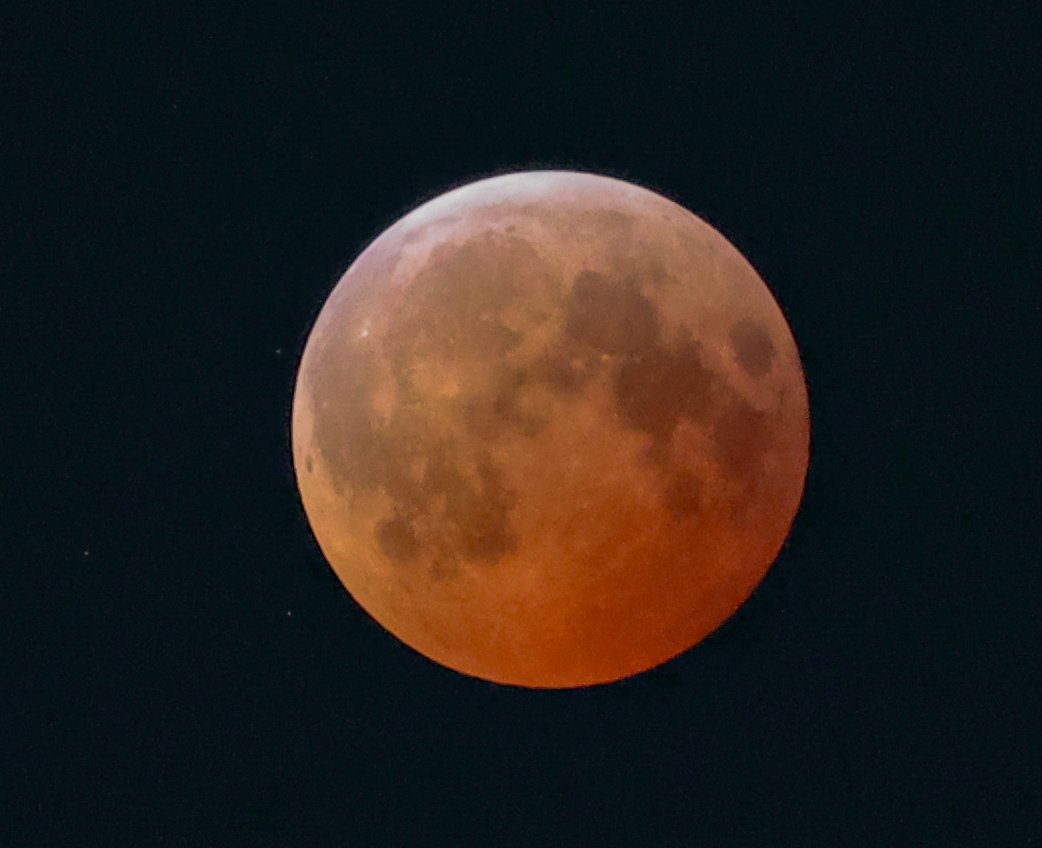 Alw122001's tweet photo. Lunar Eclipse last night was really dark could've been a little better but got some decent ones https://t.co/F7cWPpP4TG