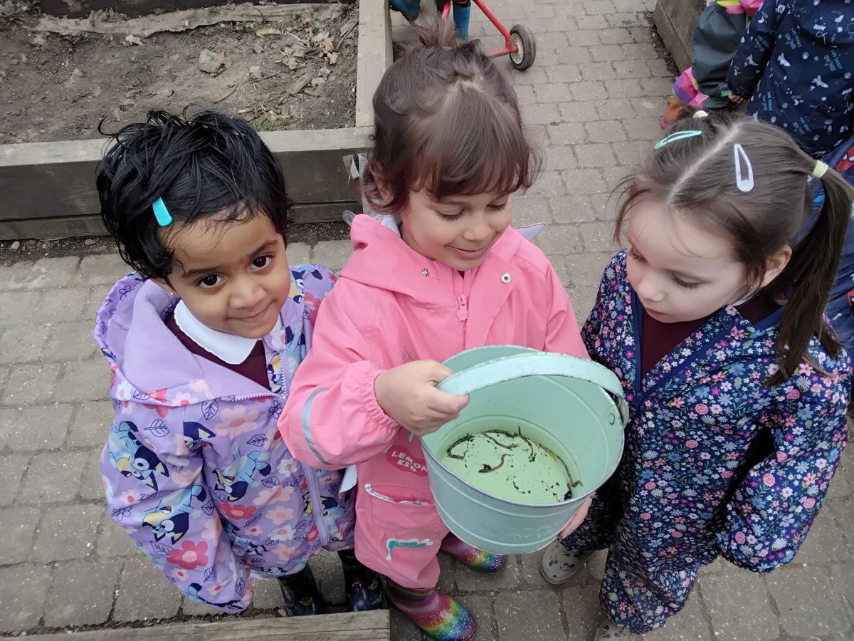 MountStewartSch's tweet photo. 🌱This week in science, we explored adapt and change.
🪱We created a wormary to see how worms adapt soil.
🫘Planted broad beans to observe their growth.
🔍Investigating: Will it be grow in cotton wool? In the dark? Stay tuned!
#tmssnursery #tmssscience https://t.co/TnaSFVF8zS