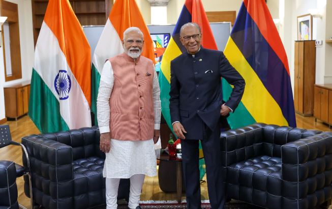 LetsTalkGujarat's tweet photo. Gujarat & Mauritus: A historic connection -
#NarendraModo @PMOIndia
#LetsTalkGujarat
#Gujarat
https://t.co/n9E3OQNtqt
Via https://t.co/NAX9r1hgB1 https://t.co/GgLA5mgNuy