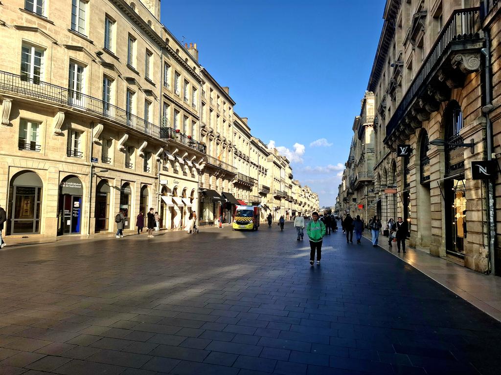 Street scene in Bordeaux, there's a noticeable absence of tacky signage, tar lumps, bike racks, rubbish and general, ugly urban clutter. The lads in DCC would be horrified 😂.