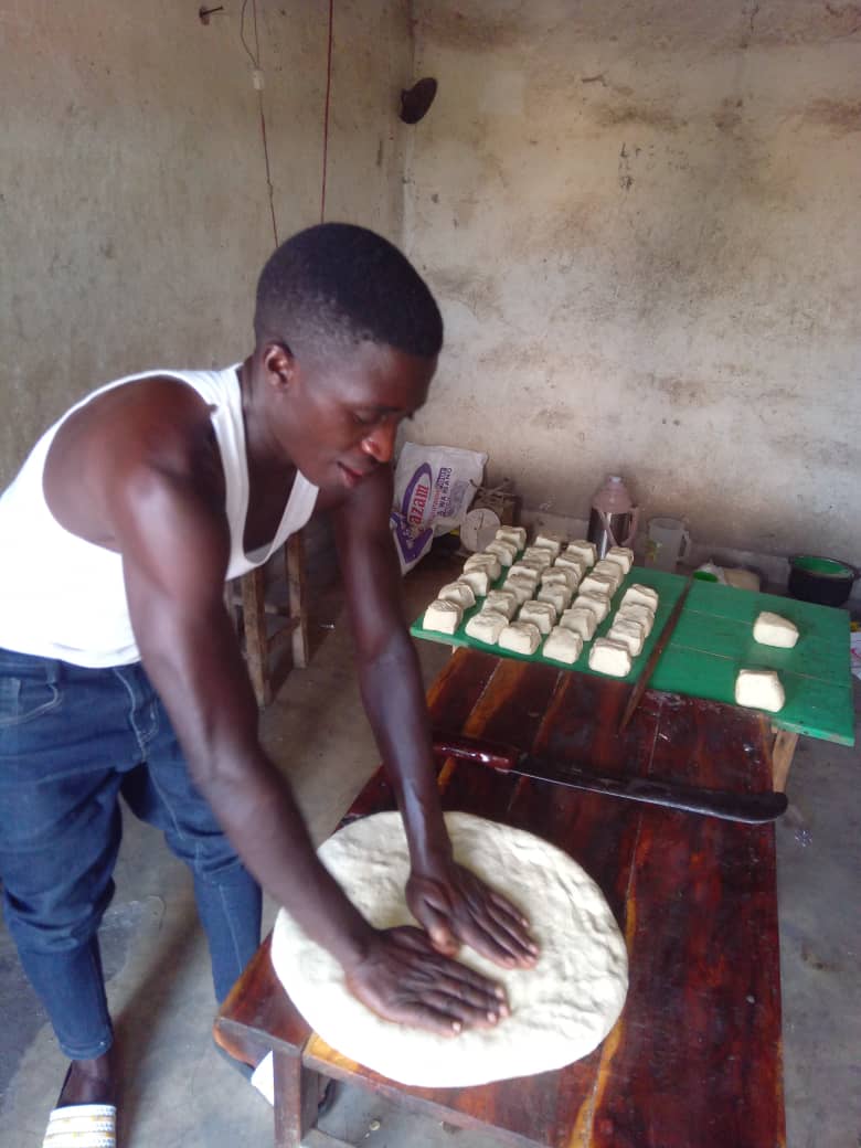 🌟 L'Histoire d'Eric Hakizimana 🌟
Eric,de Ntobwe,Muyinga,a transformé sa vie grâce à un crédit VICOBA et des formations. De 10 000 à 100 000 par mois avec son commerce de beignets,il inspire les jeunes entrepreneurs.Bravo Eric !👏#Entrepreneuriat #SuccessStory #Muyinga <a href="/bdikids/">Burundikids e.V.</a>