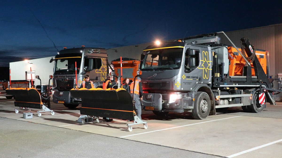 Er komen koude nachten aan dit weekend! Gisteravond hebben wij een  preventieve strooironde gereden waardoor we de aankomende koude nachten vooruit kunnen. Let goed op uw veiligheid en pas uw rijgedrag waar nodig aan. #gladheidbestrijding