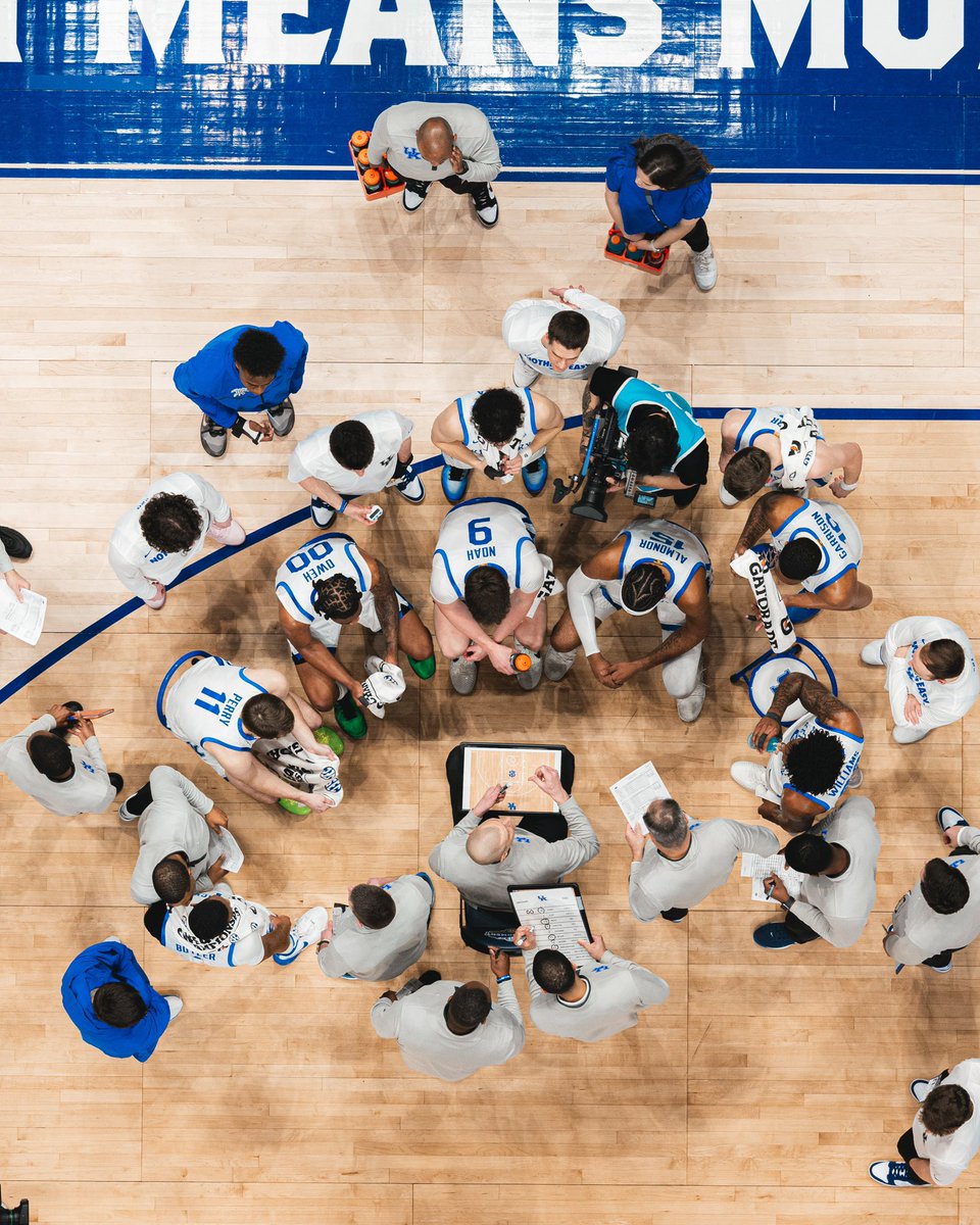 Pretty cool shot of a Kentucky timeout by the SEC crew here at Bridgestone Arena.

📸: SEC
