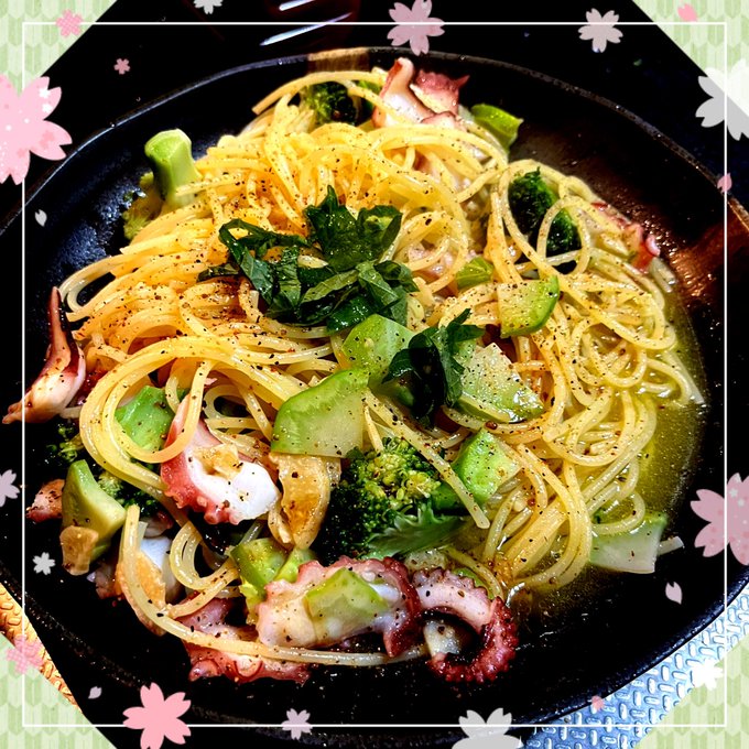 夜食は「ぼ◯◯りの塩焼き」チャレンジしたかったのにレシピの具材が手に入らず🥹時間遅すぎ
で、ストック具材でペペロンチーノにブロッコリー🥦とタコ🐙のトッピングとたっぷり青森にんにく🧄大葉をパラリと
ごちそうさま😋 