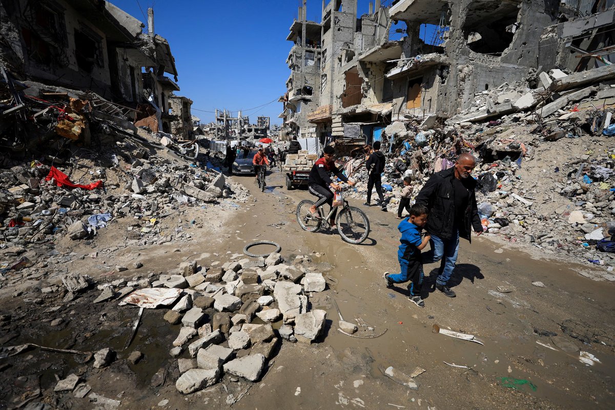 MarioNawfal's tweet photo. 🚨🇸🇴SOMALIA REJECTS RESETTLEMENT PLANS, SAYS PALESTINIANS MUST STAY ON THEIR LAND

Somalia’s Foreign Minister Ahmed Moalim Fiqi declared Somalia will not allow its territory to be used for resettling other populations and rejects any plan undermining Palestinians’ right to their ancestral land.

Source: Reuters