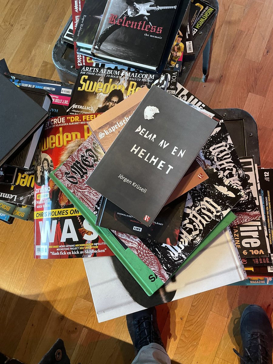 jorgen_krusell's tweet photo. Första gången på museum för mina verk.
Mina böcker ligger utställda på Kulturhusets utställning #TotalMetal
Utställningen i STHLM håller på till i höst.
Korpen @AryaStark_got_ målat till ett av mina omslag tittar också fram. På bilderna också rekvisita från Watain och Sabaton. https://t.co/vk2xM9U4ht