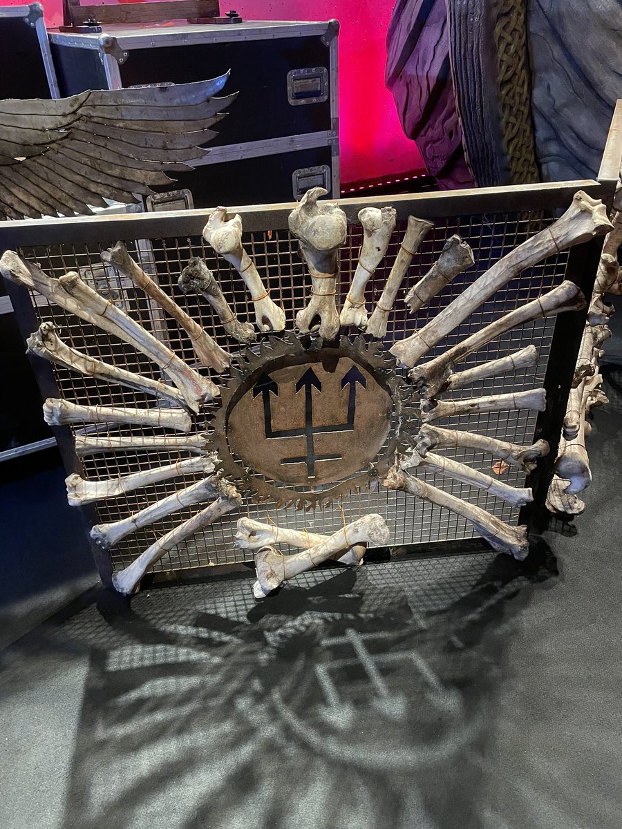 jorgen_krusell's tweet photo. Första gången på museum för mina verk.
Mina böcker ligger utställda på Kulturhusets utställning #TotalMetal
Utställningen i STHLM håller på till i höst.
Korpen @AryaStark_got_ målat till ett av mina omslag tittar också fram. På bilderna också rekvisita från Watain och Sabaton. https://t.co/vk2xM9U4ht