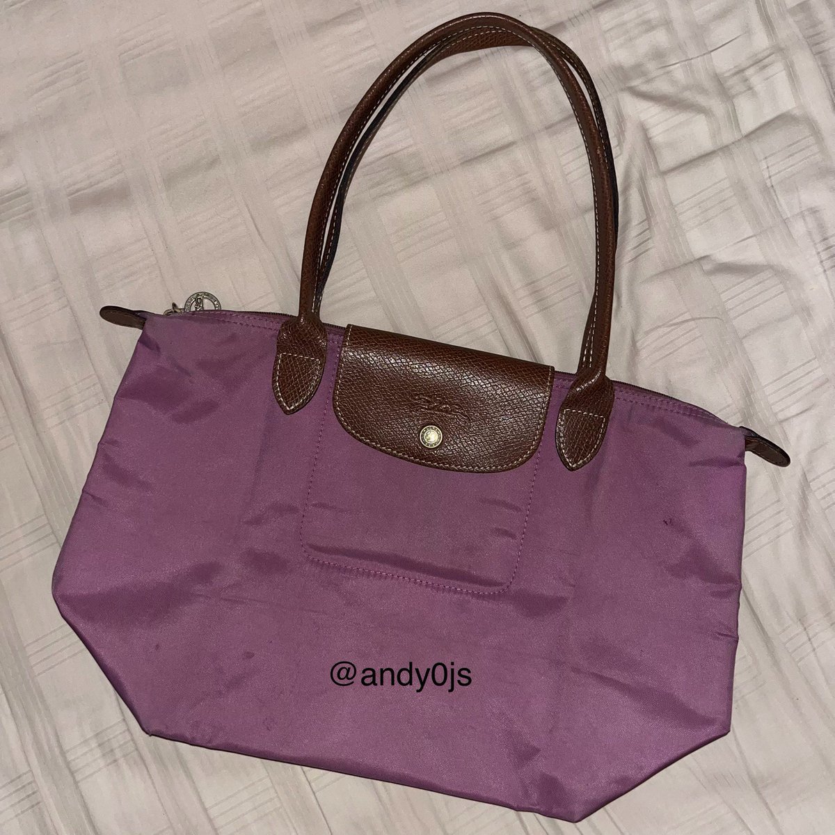 andy0js's tweet photo. ส่งต่อ longchamp s long (m)👜 ‘แท้’
สีม่วง💜 
สภาพ 85% ร่องรอยใช้งานขอคนรับได้
- ป้ายแท็กจาง หูยังแข็งแรง

price: 1300฿ ส่งฟรี

#longchampส่งต่อ #longchampพร้อมส่ง 
#ส่งต่อกระเป๋า #ส่งต่อlongchampแท้ #longchampthailand #longchampth #longchampsecond #ส่งต่อlongchamp https://t.co/CJ3P5ybG2I