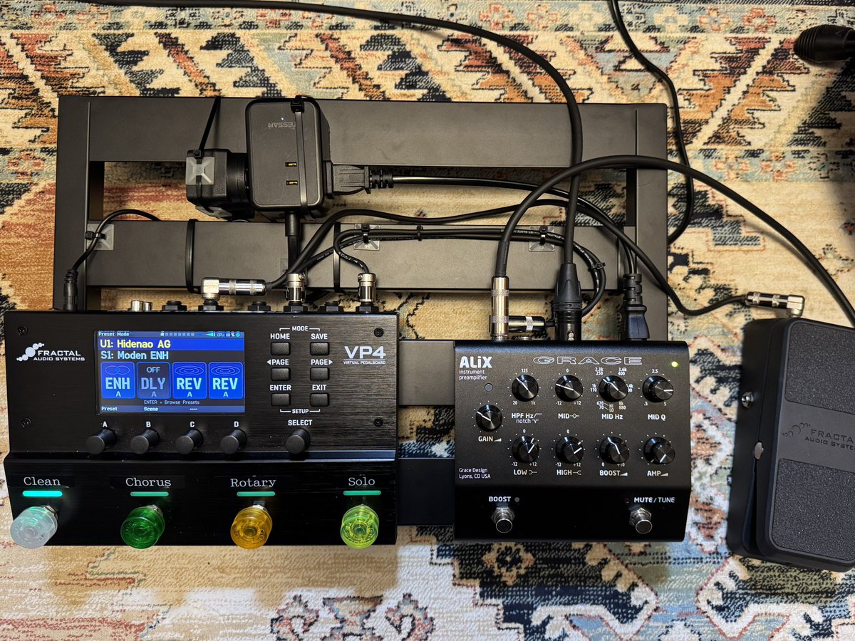 hidenao_pj's tweet photo. 夜な夜なボード作り。結局セッティングやらバラシが大変なのでアコギセットをボードにしました。初のスノコ、ボリュームペダルは小さくする為に外置き。大きなコンベックスベースが無かったから電源は仮留め。まあまあ軽くて良い感じと思います。
#gracedesign
#fractalaudiovp4
#pedaltrain https://t.co/SQPHqih2Ea
