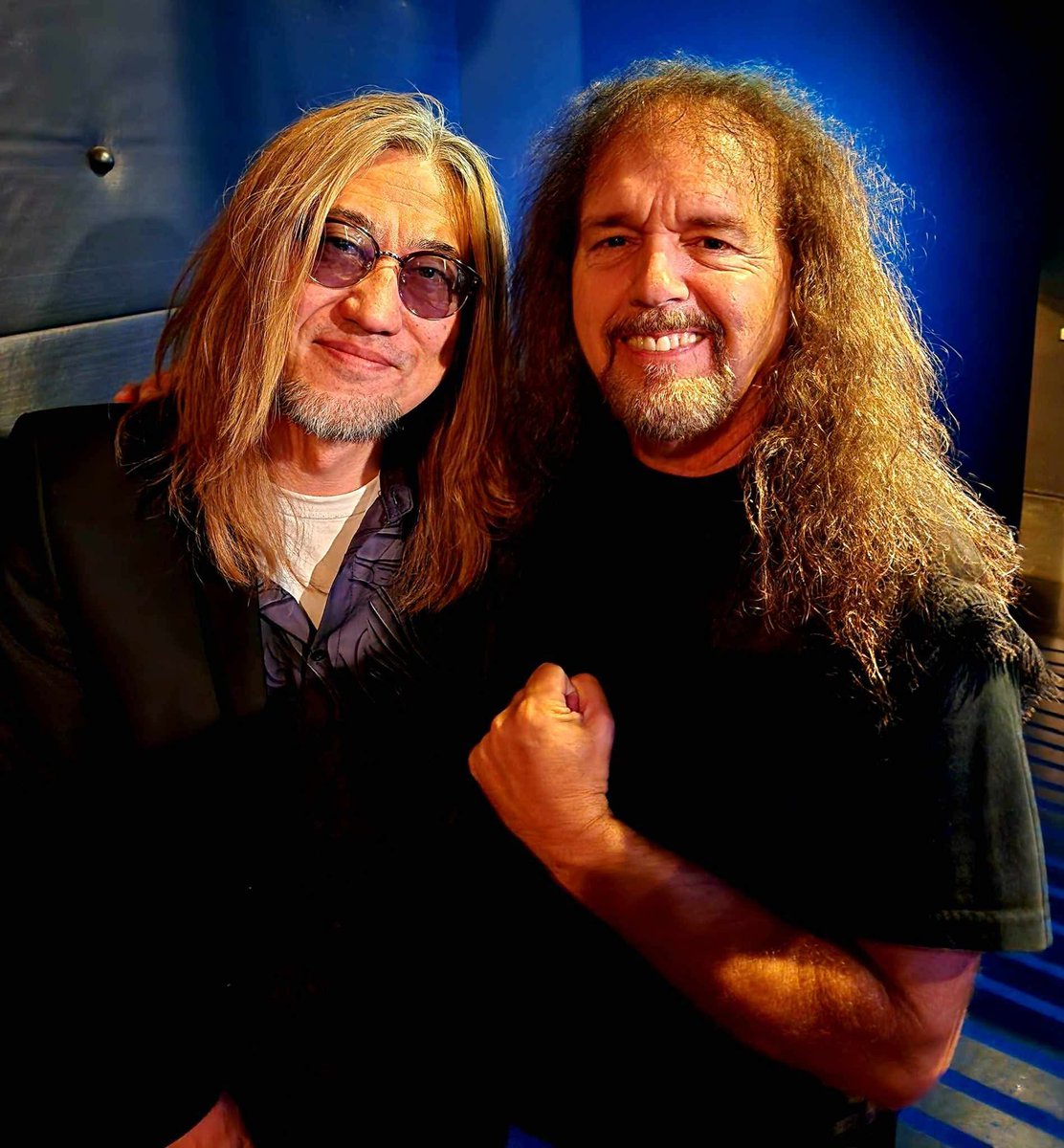 sintak74's tweet photo. Night Legion、EMPIRES OF EDENのStuさんとimpellitteri のライブへ!
stand in lineマヂで震えました。。。
楽屋前でStuさんの友人のRobさんとも^ ^
めっちゃええ思い出になりました!
有難う御座います^ ^
#impellitteri #StuMarshall #RobRock #nightlegion #EMPIRESOFEDEN https://t.co/gsEmCo8Cmu