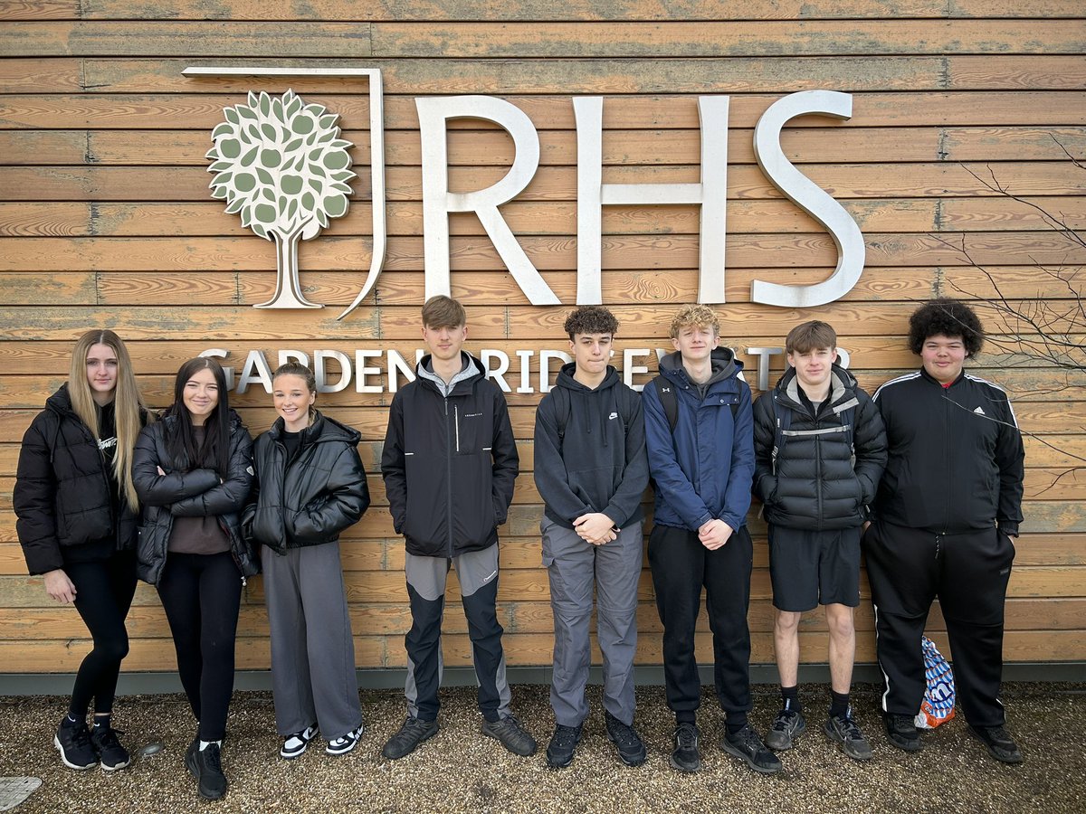 StGabrielsPD's tweet image. Huge thanks to @RHSBridgewater and @CominoNWCC for welcoming our Year 10 students to discovery the variety of careers linked to horticulture. From tree surgeons and water scientists to garden designers and mechanics, they had their eyes opened to some fantastic possibilities!