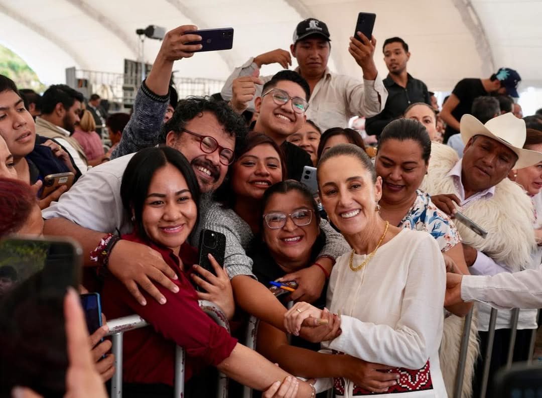 Claudia Sheinbaum llega a #Chiapas entre balazos y levantones. Horas antes de la llegada de la presidenta, el estado está viviendo jornada de violencia que ha puesto en alerta a las autoridades. Habrá máxima seguridad en Comitán y Las Margaritas. Villaflores tiene código rojo.