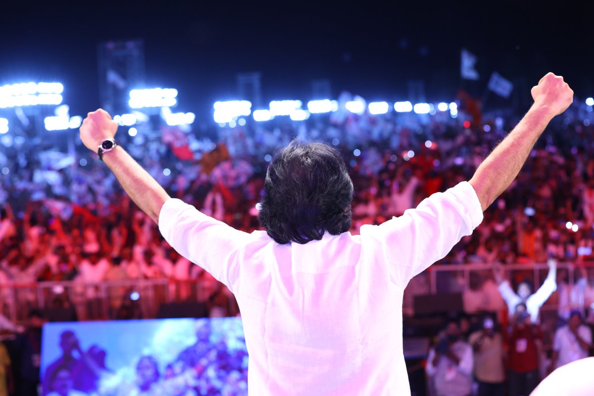 JanaSenaParty's tweet photo. జనసేన జయకేతనం జనసేన పార్టీ ఆవిర్భావ దినోత్సవ సభలో జనసేన అధ్యక్షులు శ్రీ @PawanKalyan గారు

#JanaSena12thFormationDay 
#JanaSenaJayaKethanam https://t.co/sCNeMVbZtx