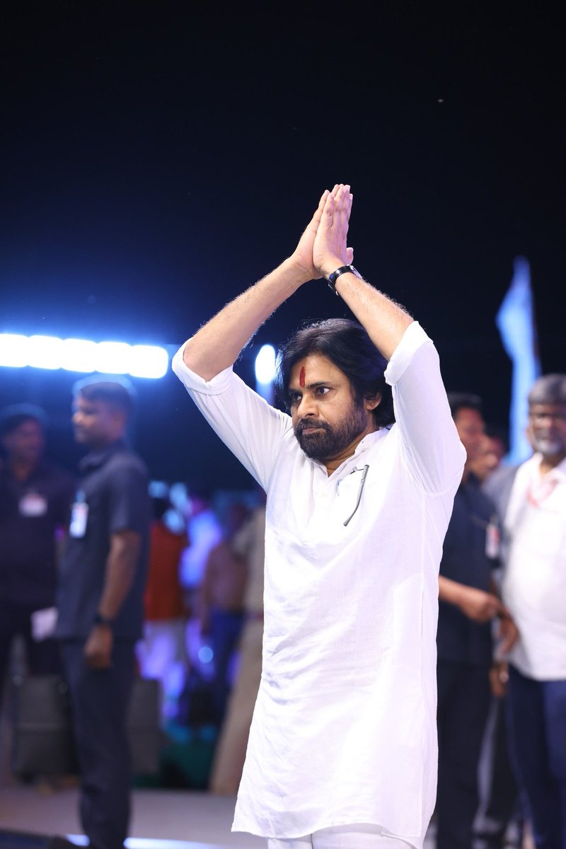 JanaSenaParty's tweet photo. జనసేన జయకేతనం జనసేన పార్టీ ఆవిర్భావ దినోత్సవ సభలో జనసేన అధ్యక్షులు శ్రీ @PawanKalyan గారు

#JanaSena12thFormationDay 
#JanaSenaJayaKethanam https://t.co/sCNeMVbZtx