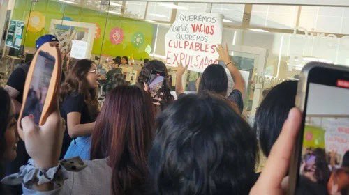 Cachoperiodista's tweet photo. 🚨 Alumnos del Tec Milenio campus Las Torres Monterrey, denunciaron un presunto abuso sexual que sufrió uno de sus compañeros, un estudiante con TDAH, en un baño del tercer piso del plantel.  

Sería la propia víctima quien pidió ayuda a otros compañeros y denunció a los presuntos agresores, señalando al menos a dos jóvenes.  

Los estudiantes están molestos y acusan a las autoridades educativas y líderes de generación de presuntamente "encubrir" a los agresores.  

#Justicia #TecMilenio 

📹 El Norte Local