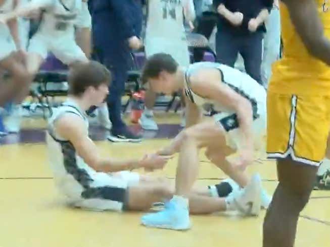 barstoolsports's tweet photo. Redemption: High School Kid Hits Buzzer Beater In State Semis Just One Year After The Refs Robbed Him Of One Against The Same Team In The Same Game https://t.co/D7mOoonh9n https://t.co/x0jz8lim2w