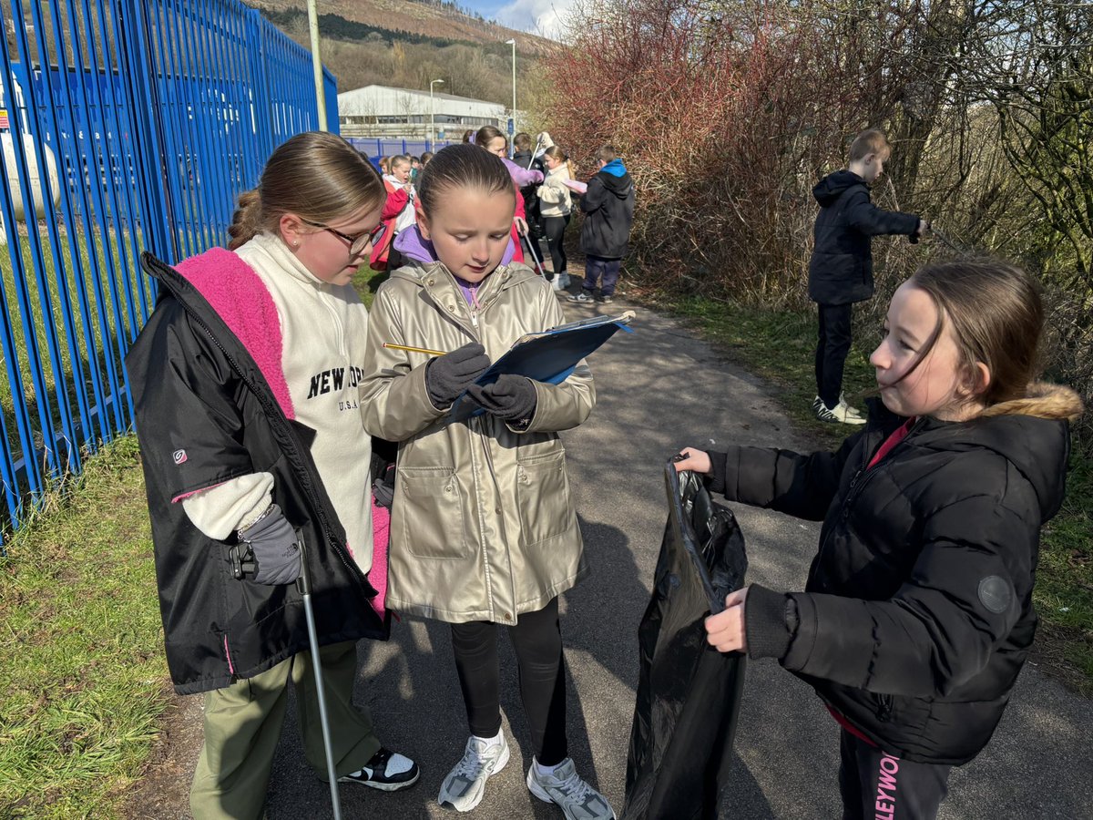 Spring Clean Cymru 2025 🏴󠁧󠁢󠁷󠁬󠁳󠁿 
We collected an astonishing 16 bags of rubbish in our community. <a href="/EcoSchoolsWales/">Eco-Schools Wales</a>