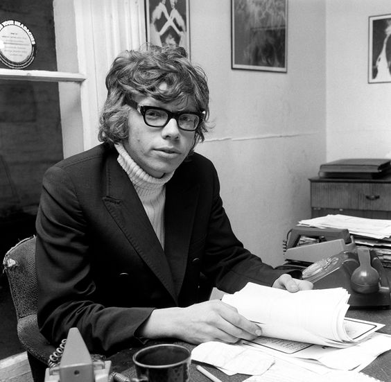 This is Richard Branson

He started a $3.8B company with only 2 things:

A plane that wasn't his and a rebel attitude.

His secret? He hated playing it “safe.”

Here are 10 lessons from his wild success:

🧵