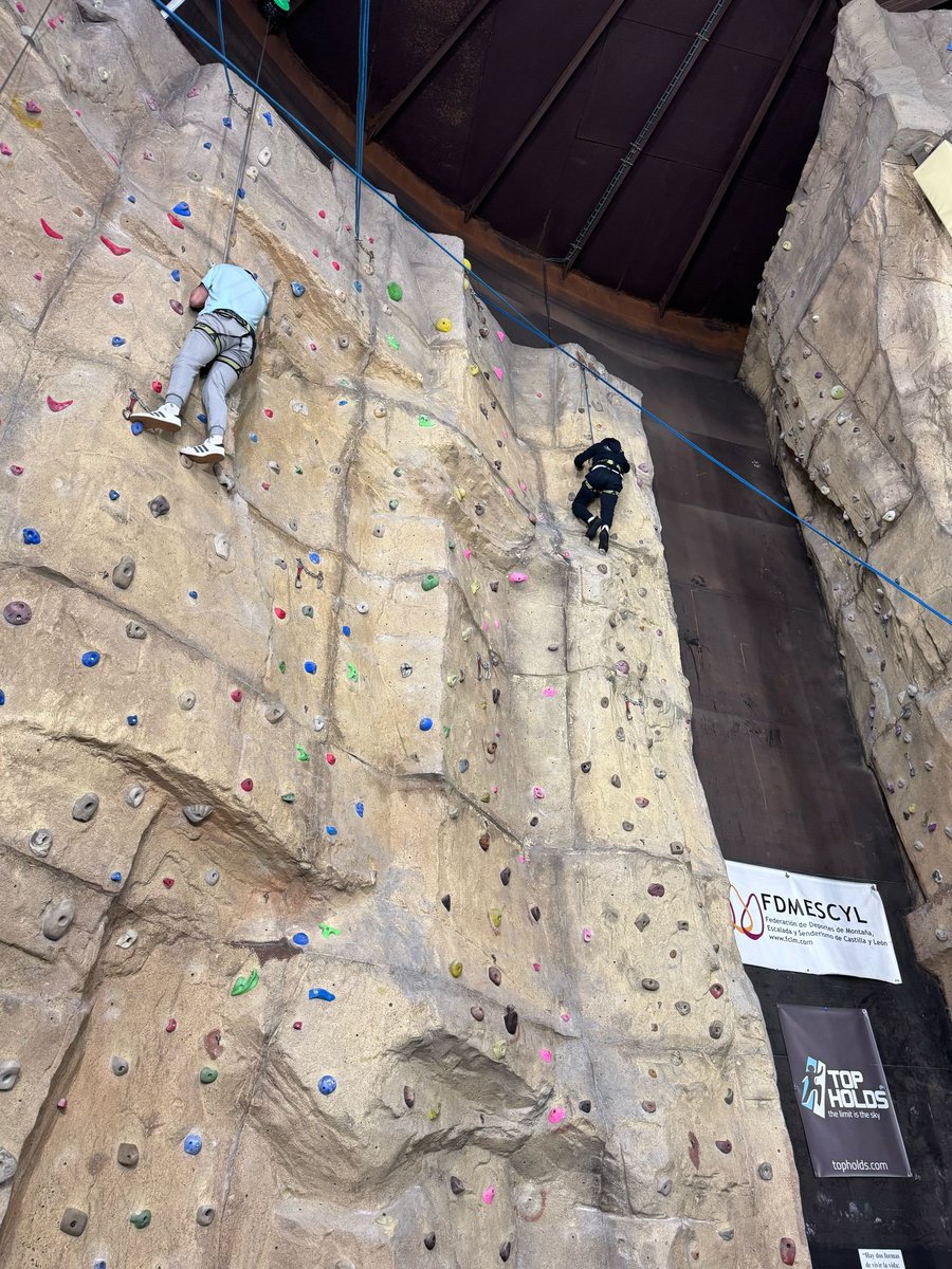 Alumnado de 3°, 4°, 5° y 6° del colegio ha disfrutado la experiencia de un deporte como la escalada. Esta semana hemos asistido al rocódromo Álvaro Paredes de nuestra ciudad para iniciarnos en este deporte. <a href="/CentroFmd/">Centro de Actividades Deportivas FMD Valladolid</a> <a href="/FDMESCYL/">Montaña CyL</a>