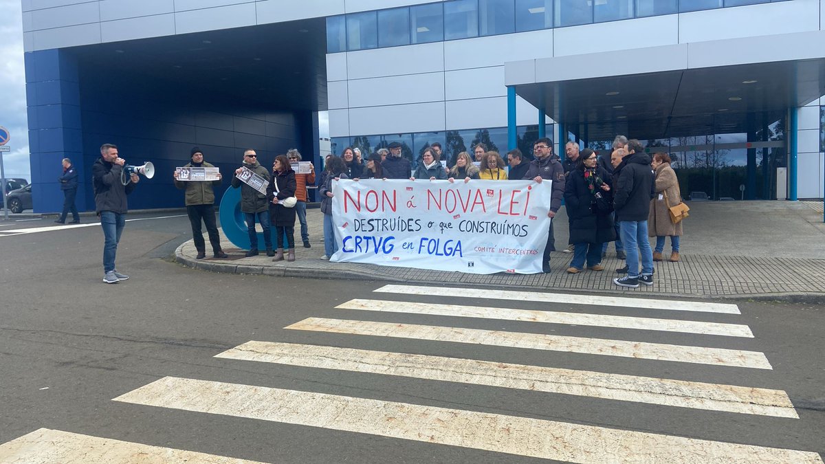 En el marc de la "I trobada de comitès d'empresa de mitjans públics de comunicació", a Santiago de Compostela, la direcció de la CRTVG (TVG) impedeix la visita a les seves instal·lacions dels membres dels comitès d'empresa assistents a la trobada
