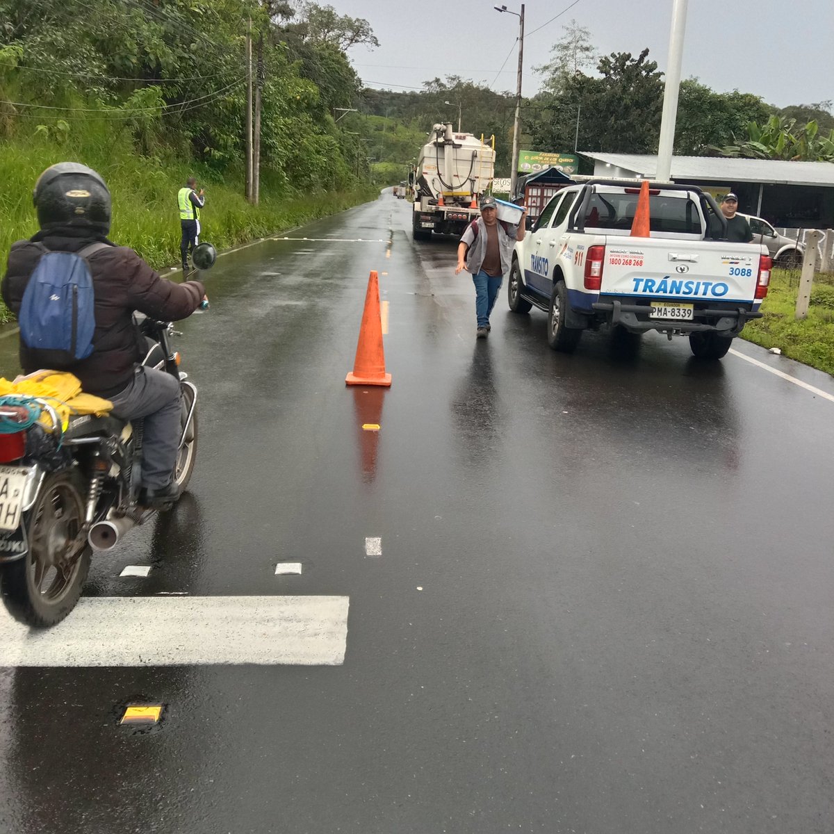 fercorrea1968's tweet photo. Cerrada la vía Calacali-La independencia a la altura de Nanegalito, por deslizamiento de tierra. https://t.co/87XXuAvqqH