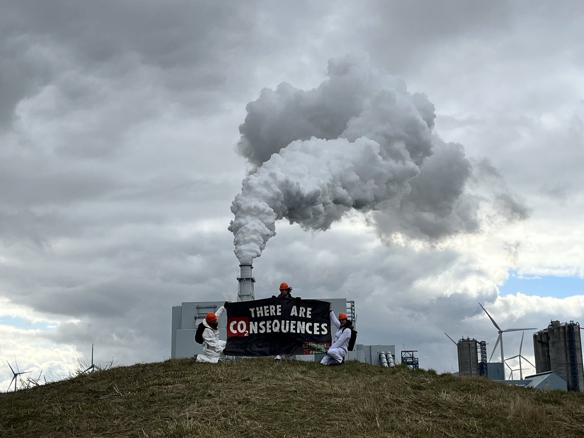 NLRebellion's tweet photo. Vandaag blokkeren 25 rebellen de Eemshavencentrale van RWE, als deel van #OperatieStorm; 3 dgn van disruptieve acties tegen bedrijven die miljarden fossiele subsidies ontvangen. Klimaatrechtvaardigheid eerst: #StopFossieleSubsidies! Kijk live mee op https://t.co/WDJYeL3WJB [1/4] https://t.co/2ZC2wQaW9g